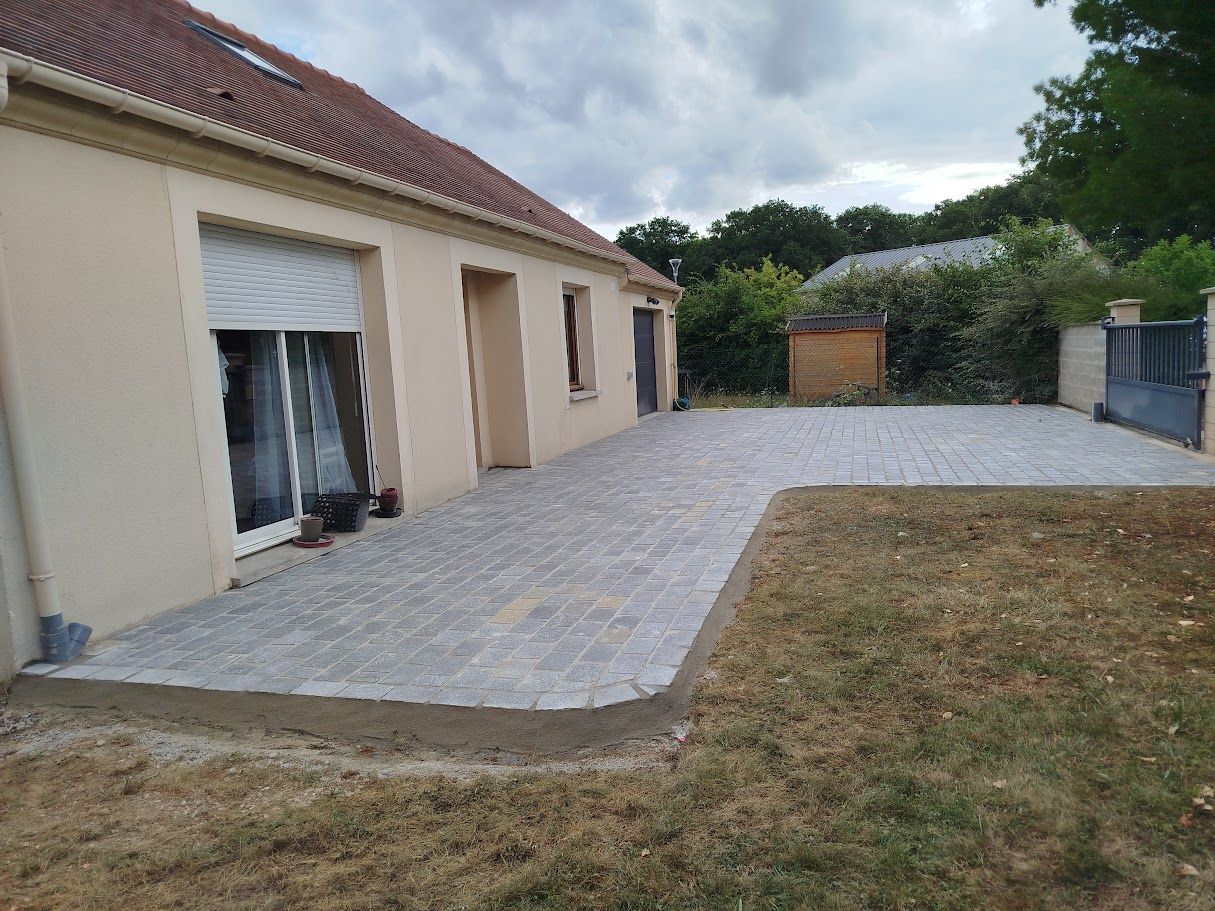 Préparation pour l'installation d'une allée + terrasse en pierre naturel fin