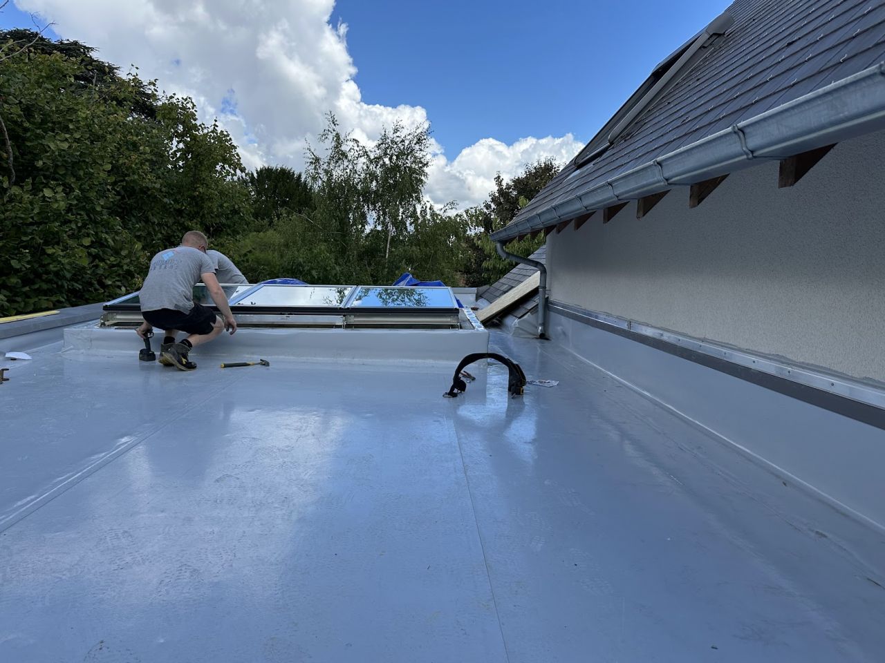 Debut de la pose de la verri�re de toit Velux