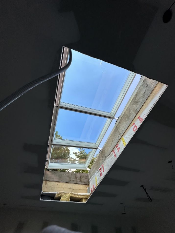 Debut de la pose de la verri�re de toit Velux