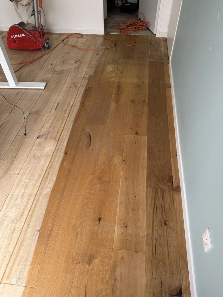 Parquet du bureau en cours de pon�age