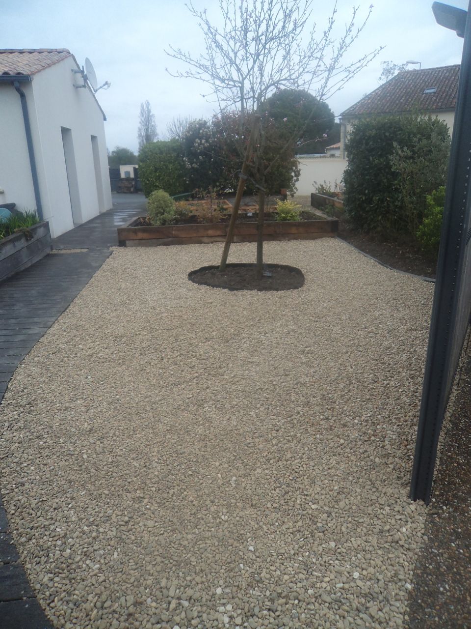 ça y est j'ai terminé ce matin la petite place sous le nectarinier