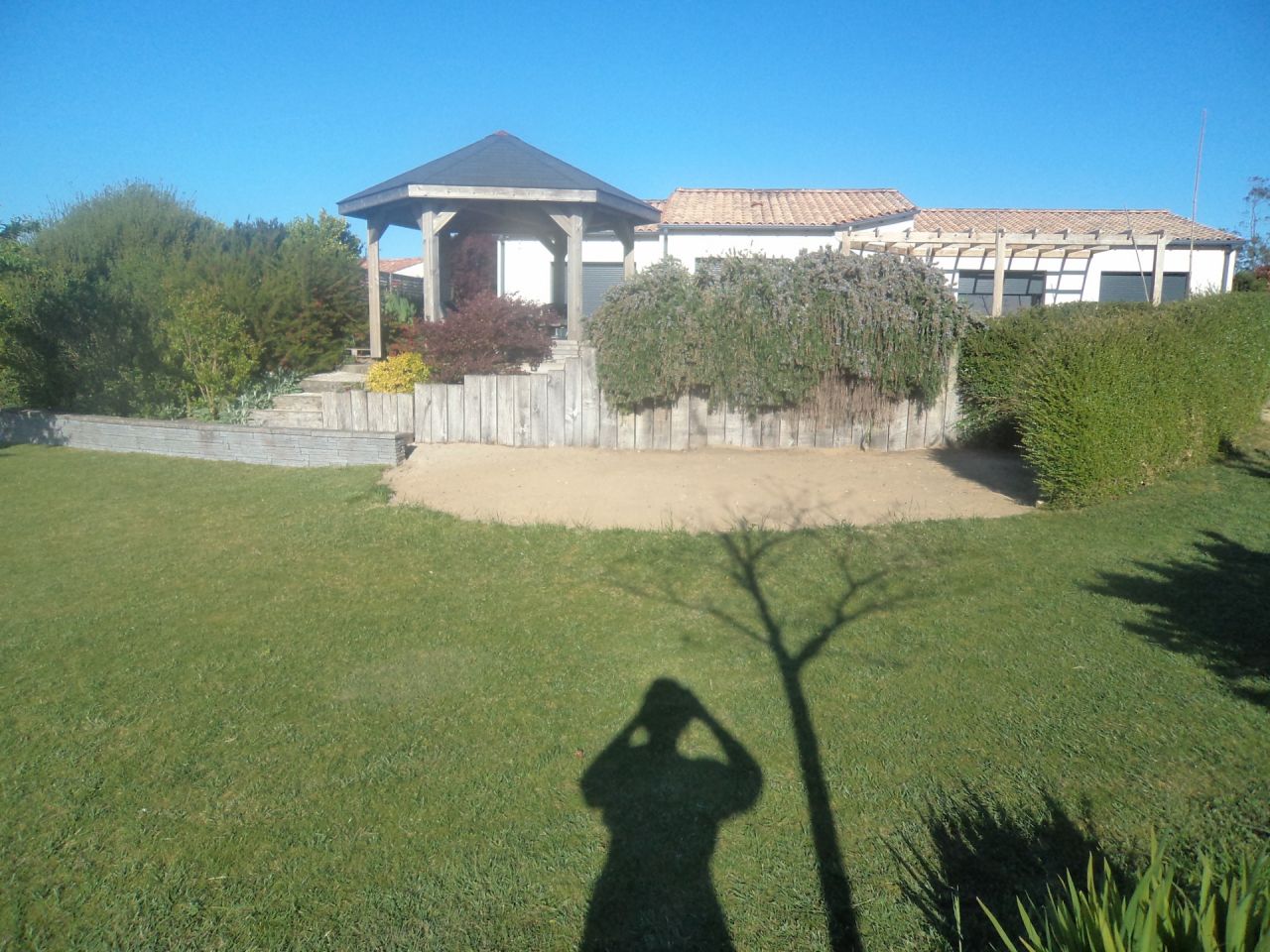 Entretien de la plage termin&eacute;, romarin raccourci, et base du muret nettoy&eacute;e