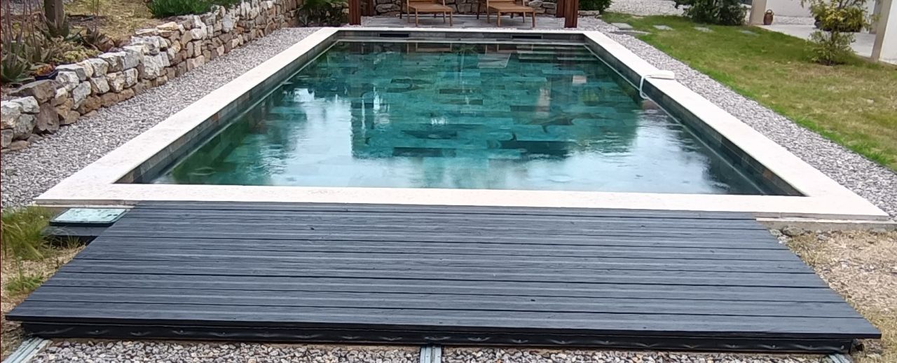 Nouvelle &eacute;tanch&eacute;it&eacute; pour la terrasse coulissante du local technique (bardeau bitumineux en rouleau) avant nettoyage et lasurage des lames de pin - 010526