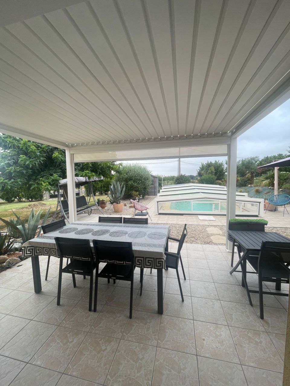 Pergola enfin achetée et posée et nouvel ensemble de jardin.