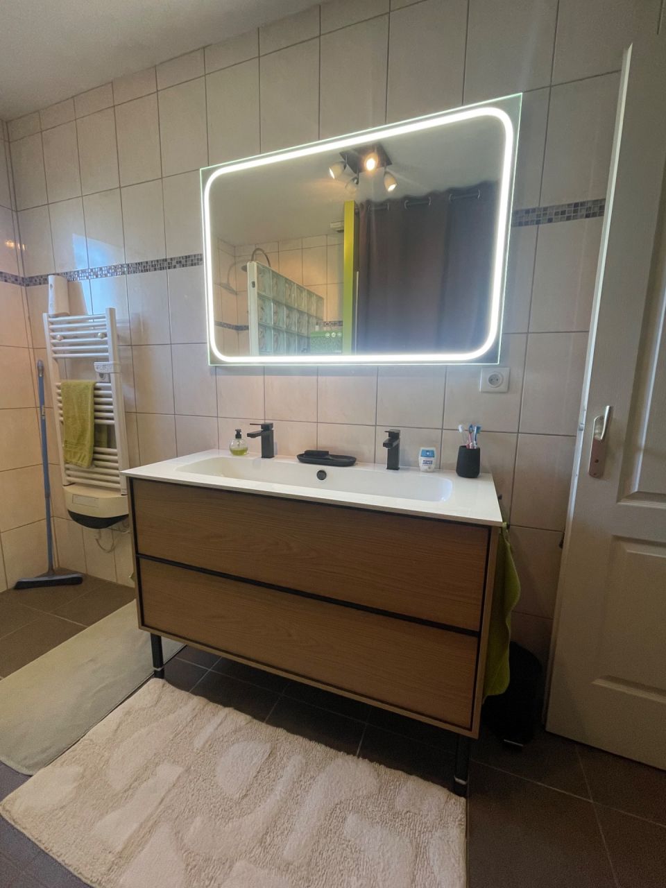 Nouvelle salle de bain terminée avec meuble en 120 et miroir xxl
