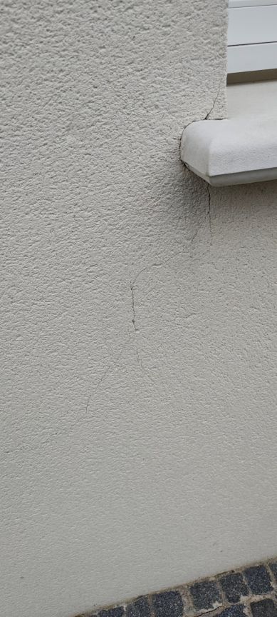 Fissure sous fenêtre du bureau