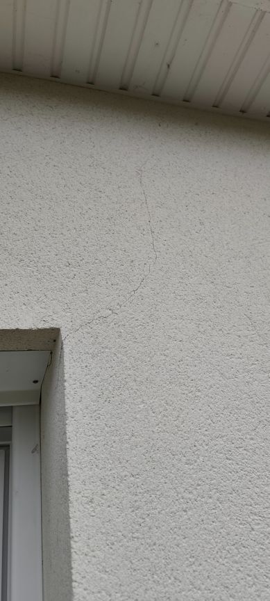 Fissure au dessus de la fenêtre du bureau