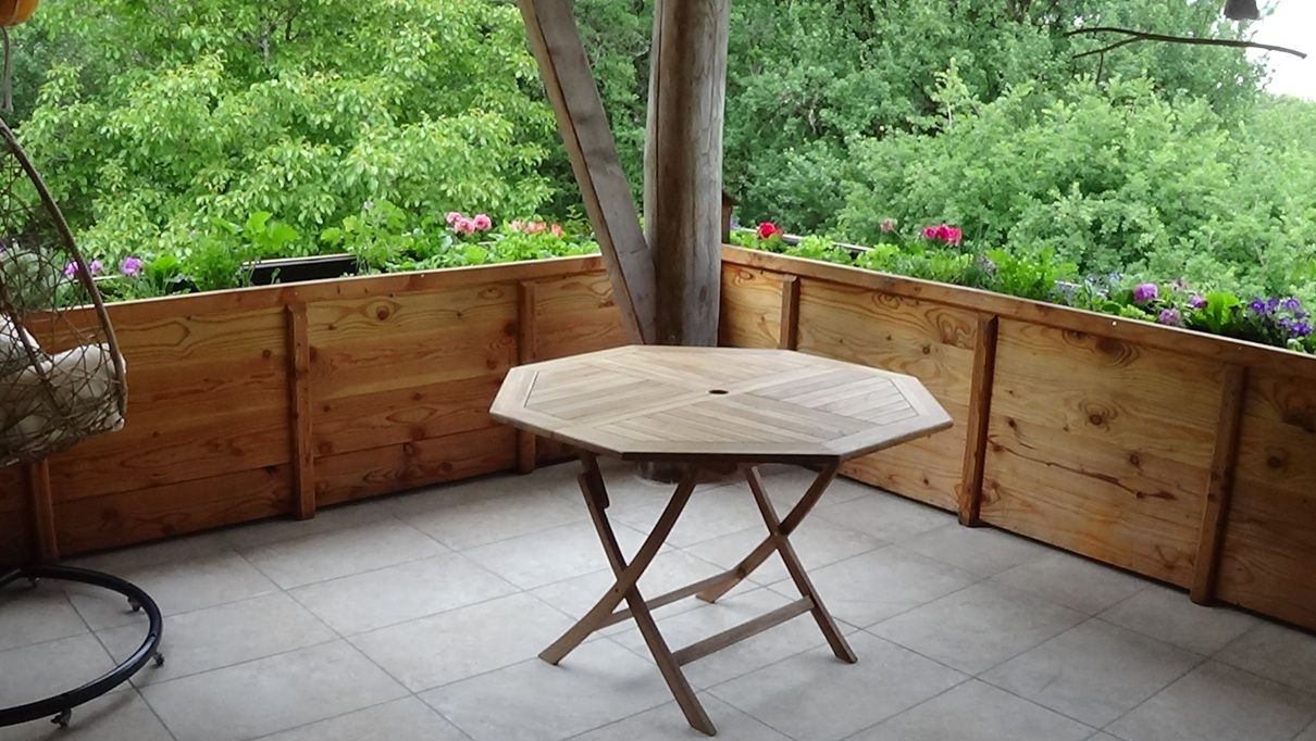 Printemps 2026, J'ai désormais une mobilité réduite à cause d'une maladie. Le chantier avance beaucoup moins vite mais nous tenons bon. Nous avons terminé la terrasse Nord Ouest avec ses bacs à légume qui servent de garde corps