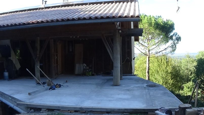 Voici notre terrasse Sud Est de 57m2 qui vient dont nous venons de terminer la chape.
<br />
Sur le toit on peut distinguer 10 panneaux solaires qui fonctionnent sur batterie et nous permettent d'�tre autonome en �lectricit� � 80% pour moins de 3000?. d'investissement.