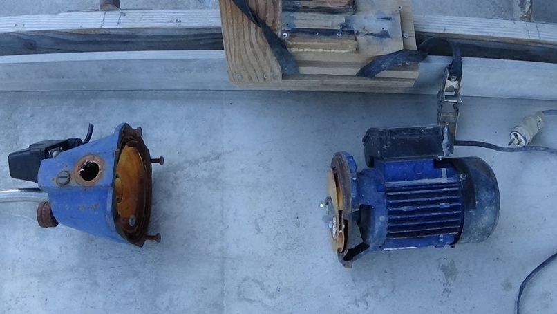 Moteur de surpresseur dont le corps de pompe est d�mont�.