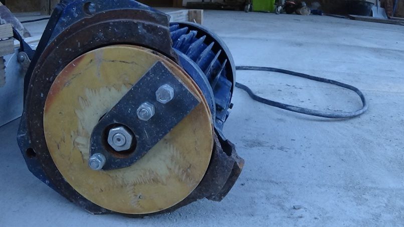 Excentrique en m�tal boulonn� sur le rotor du moteur de surpresseur