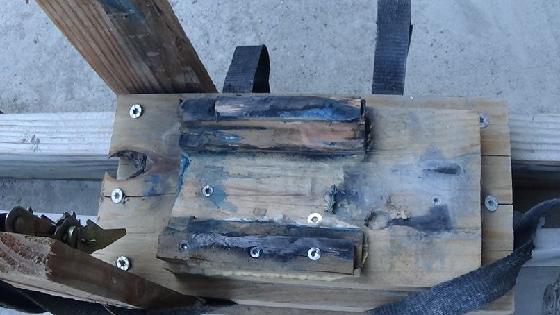 Support en bois pour stabiliser le moteur sur la r�gle � l'aide de deux sangles.