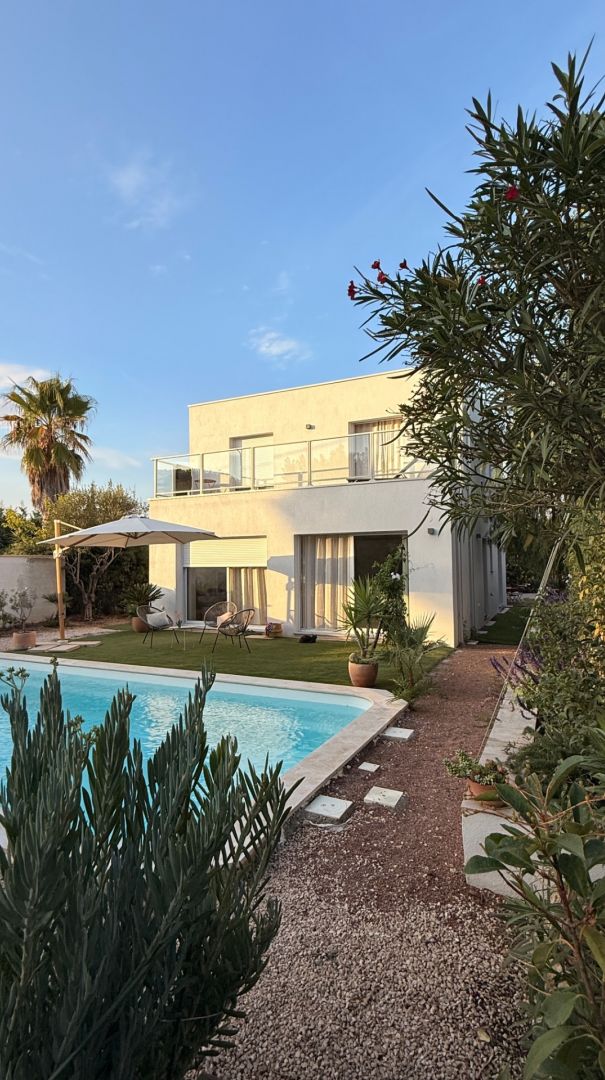Contour de piscine enfin fixé et finalisé. Une piscine avec des angles arrondis c?est bien, mais nécessite des coupes de carrelage sur mesure, on n?y avait pas pensé !
Reste encore du boulot aux alentours ! Dont une mosaïque aussi sur la ligne d?eau pour « faire moins » coque ?