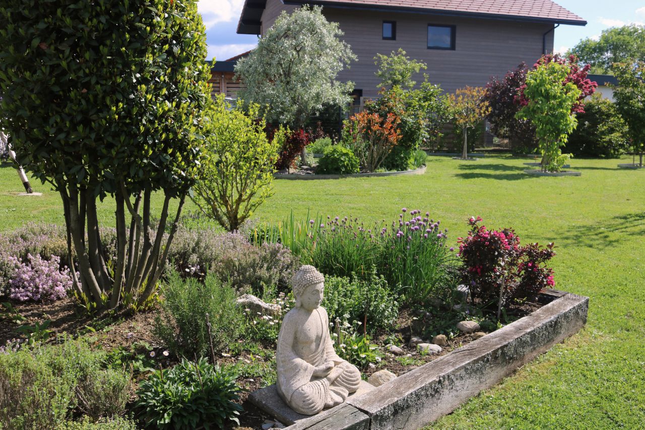 Du Carré aux épices, on devine les végétaux de la suite du jardin