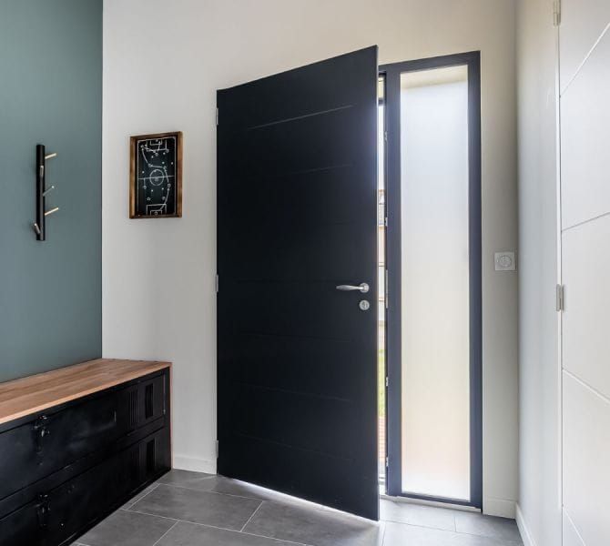 Notre porte d'entrée, avec vitre lattérale fixe.
Conception ACIER 48 avec ouvrant de 48 mm, isolant thermique et joints assurant l'étanchéité à l'air et à l'eau.
Dormant isolant à rupture de pont thermique, seuil conforme PMR.
L'ensemble offre une bonne isolation thermique et acoustique.
<a href=