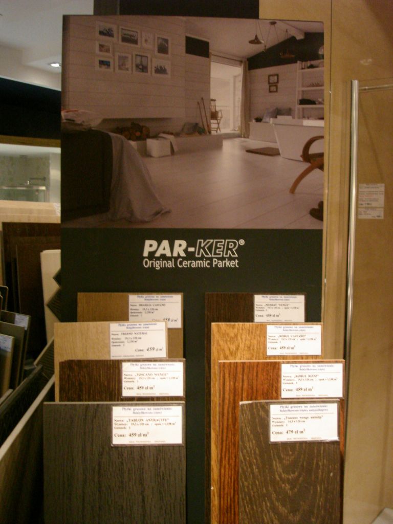 voici le futur sol de la piscine : carrelage imitation "lattes de parquet".