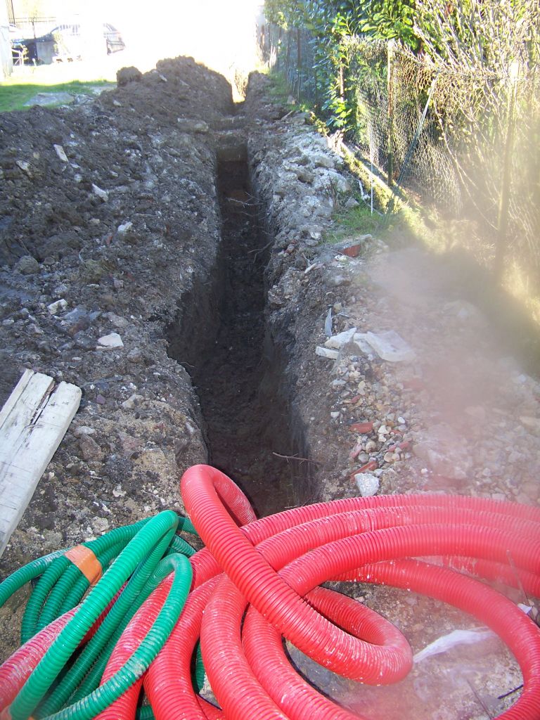 tranchée prête pour le raccordement de la maison au compteur