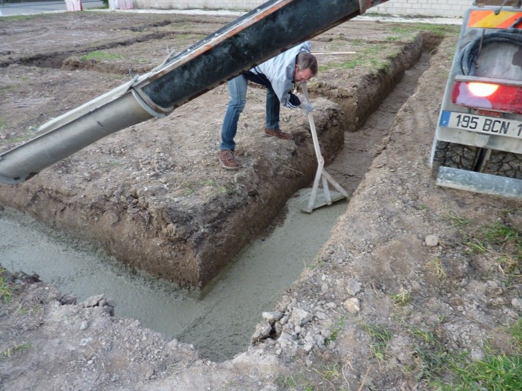 coulage du bton de propret en fond de fouilles.