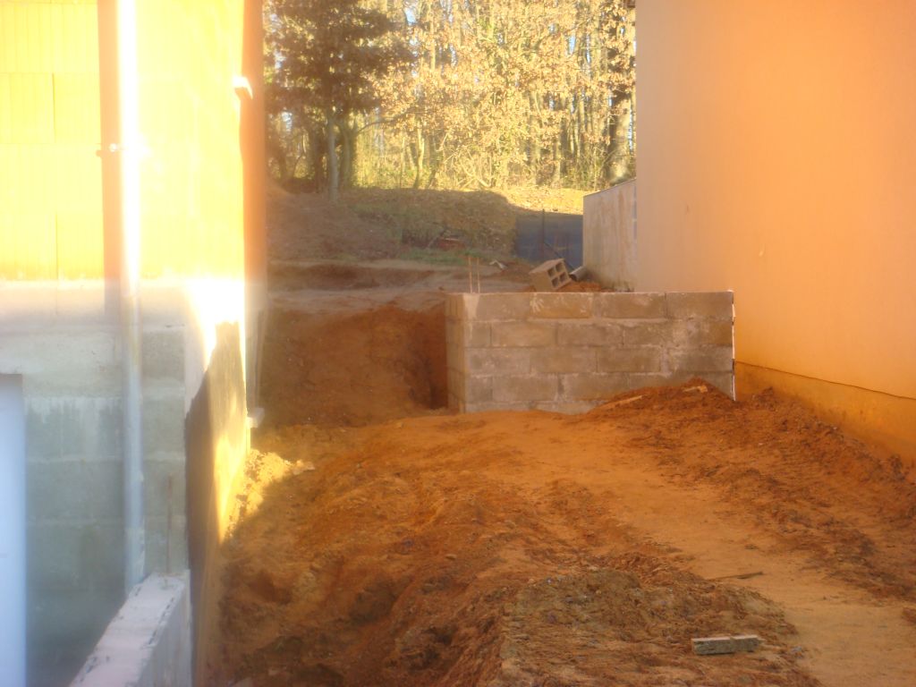 Mur de soutènement à droite de la maison