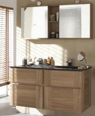 Le meuble vasque et l'armoire miroir