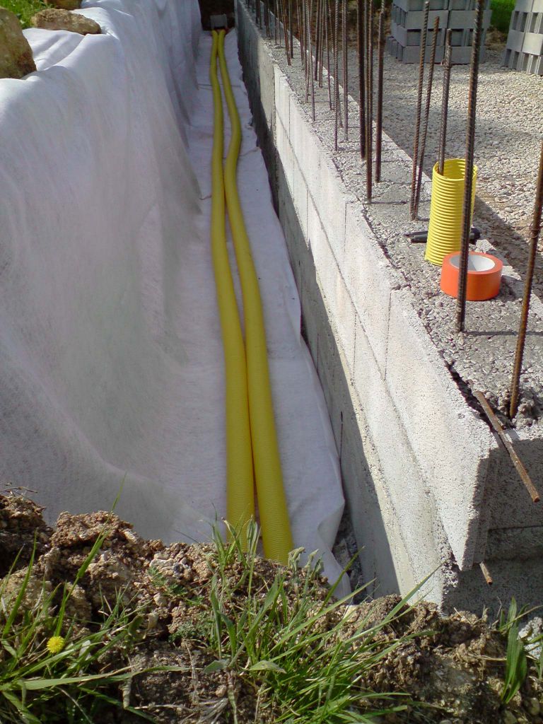 Pose de deux drains, une partie du mur est enduite pour tanchit (futur garage)