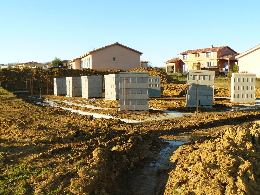 Les parpaings pour le vide sanitaire sont arrivs