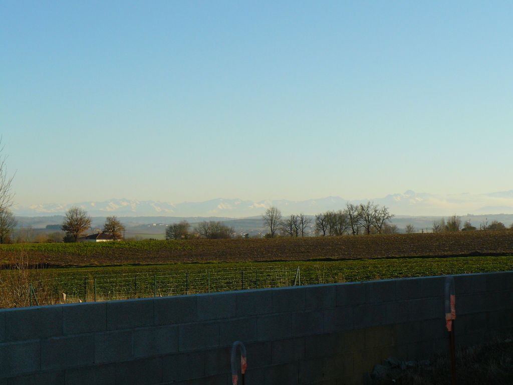 Vue sur les Pyrnes de notre terrasse.