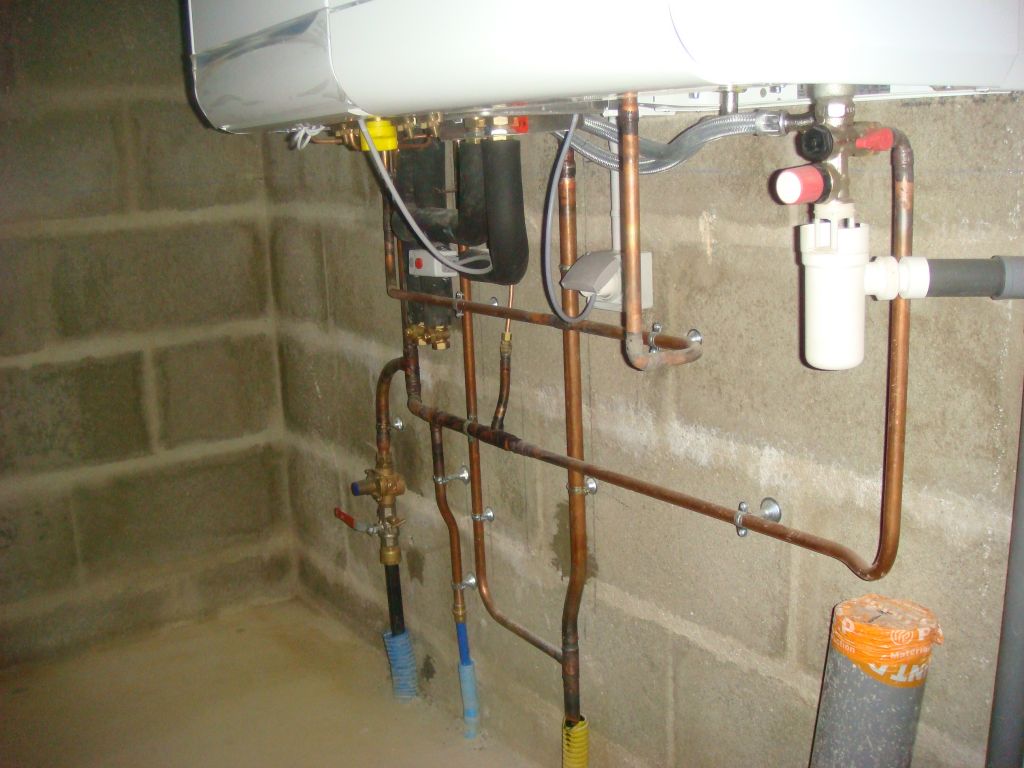 Chauffage - Détail sous la chaudière avec arrivée de gaz et d'eau