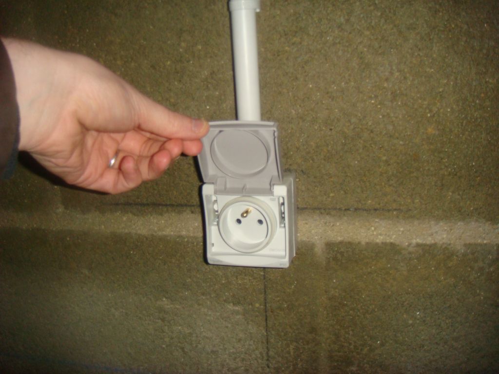 Electricité - prise de courant au sous-sol