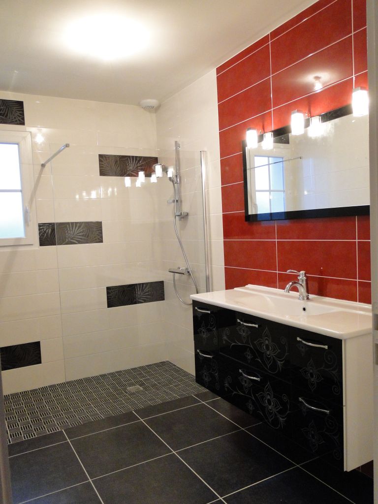Salle-de-bains : meuble, miroir et barre de douche installés