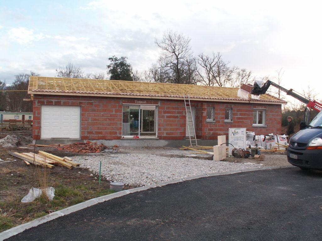 Quelle surprise en passant hier soir la charpente est pose, les tuiles sont en cours, les fentres et portes ont t mises tout ceci en une journe, bravo les couvreurs!