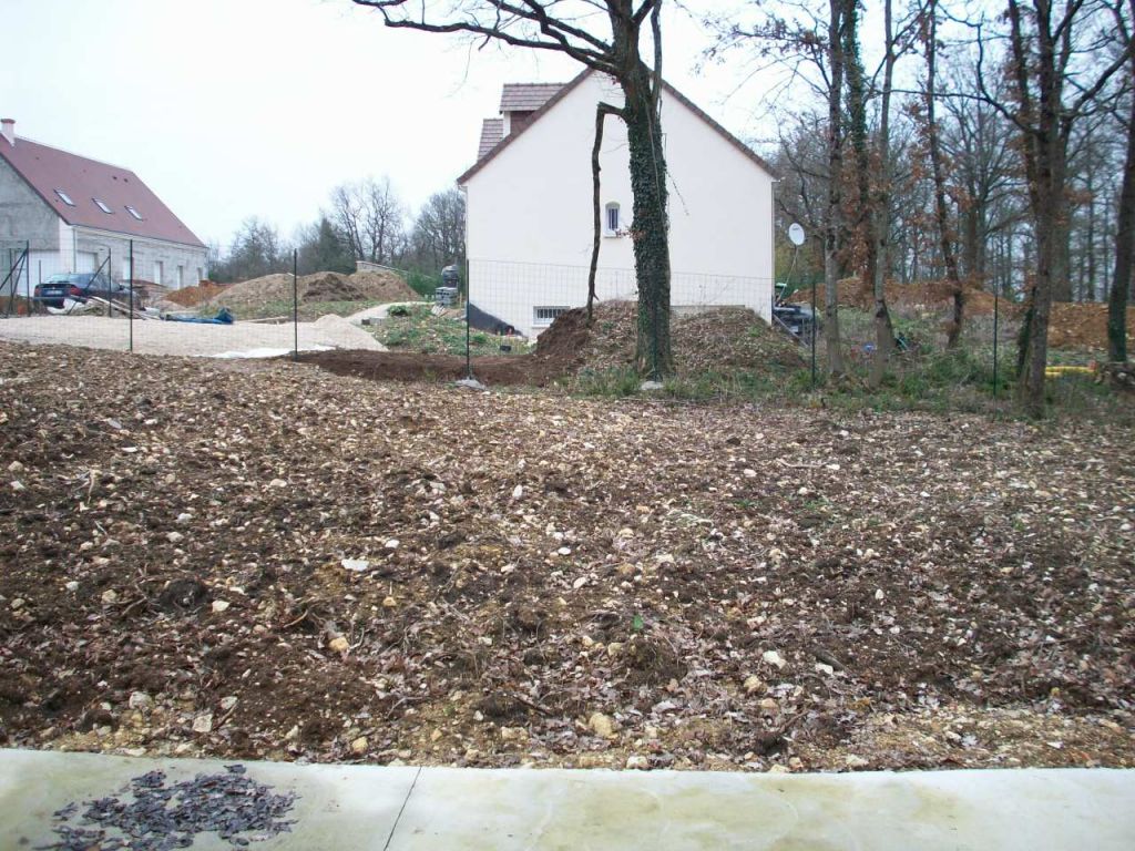 La clôture au fond du terrain.
