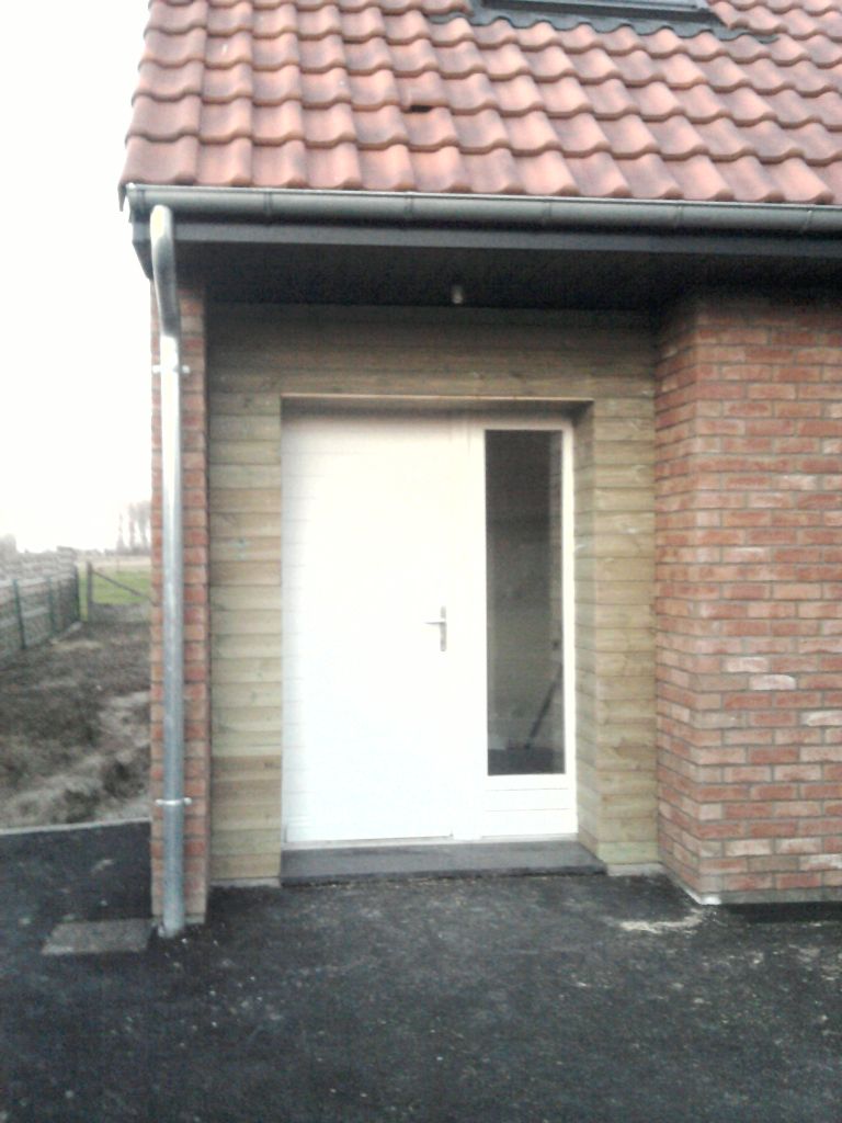 Le bardage de la porte d'entrée ... Il manque juste les baguettes de finitions