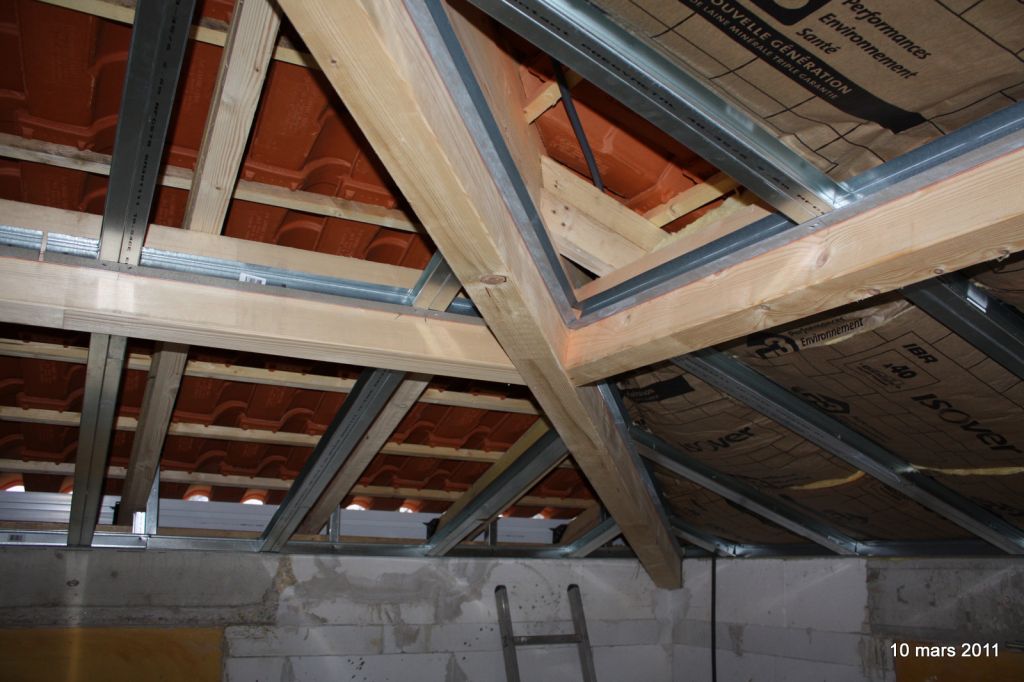 Rails et laine de verre sur charpente traditionnelle