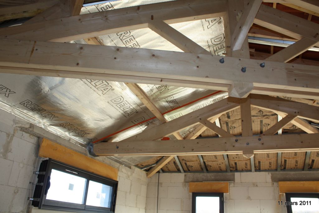 isolation charpente industrielle (rails, membrane pare-vapeur, laine de verre de 240mm)