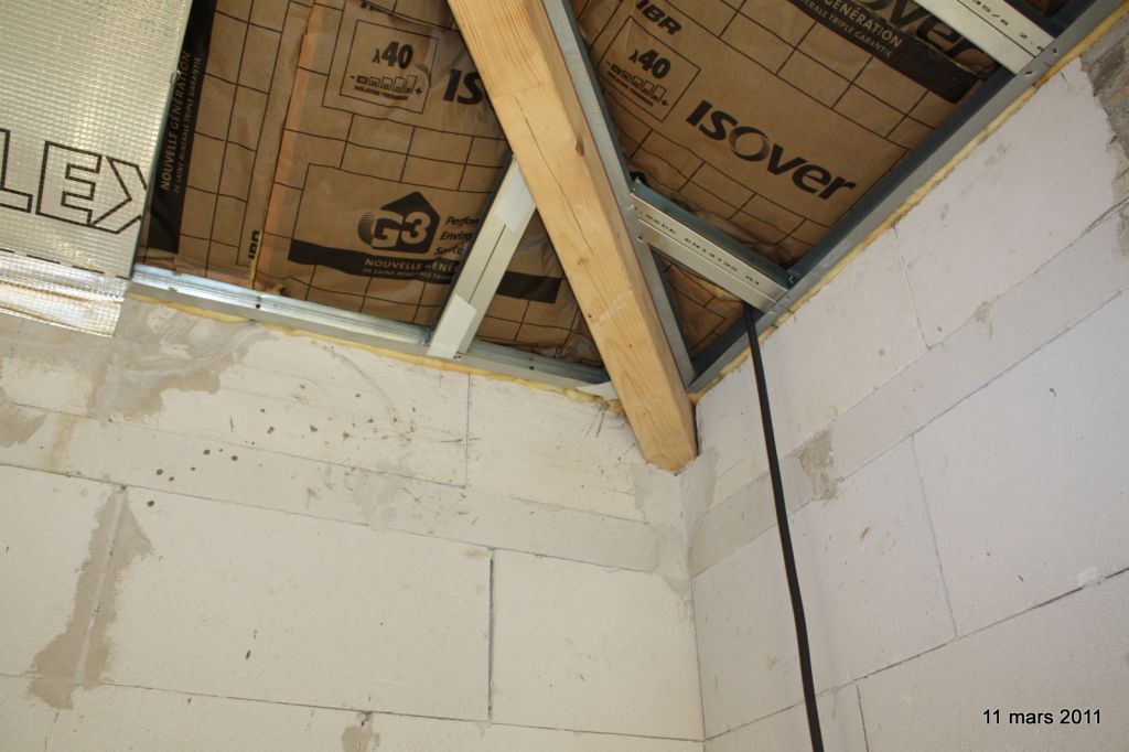 détail isolation charpente industrielle (rails, membrane pare-vapeur, laine de verre de 240mm)