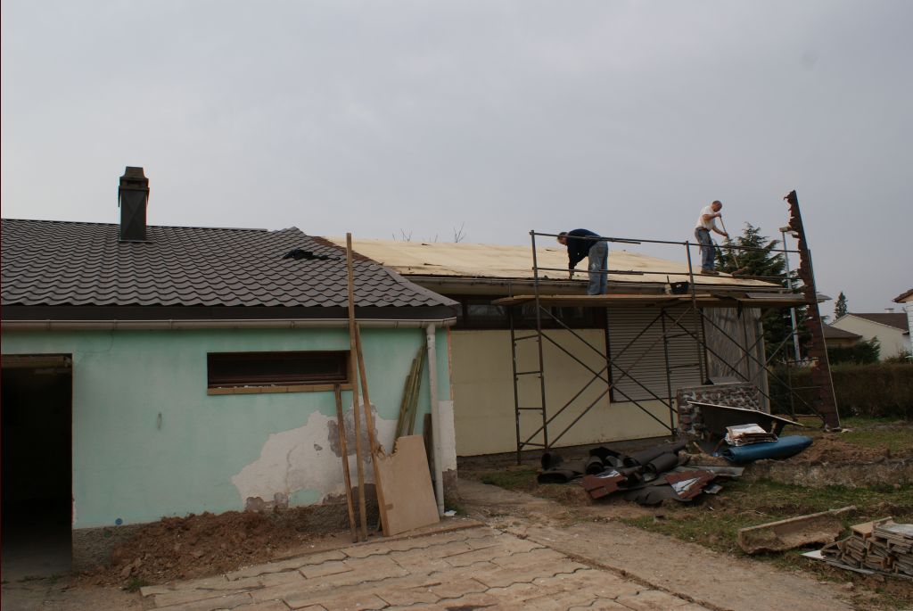 Dmontage des bardeaux bitums (Shingle) qui taient sous les panneaux mtalliques.