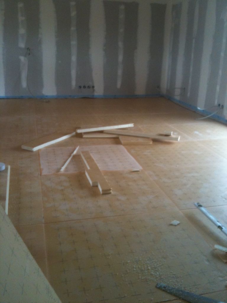 Pose du tms dans le salon.