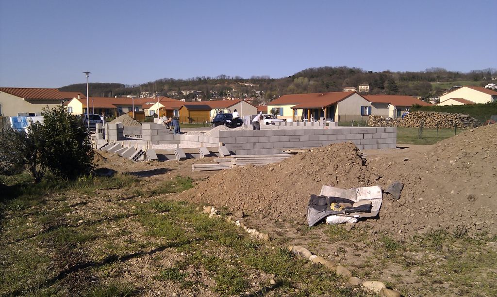 Vue de l'angle oppos. C'est bon, on aura un peu de terrain derriere notre petite maison.