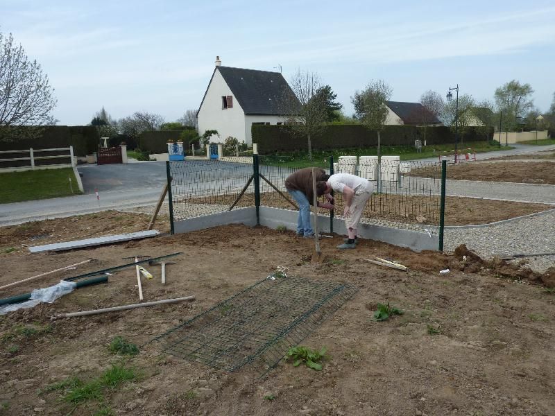 mise en place de la cloture en paneau rigide avec soubassement béton