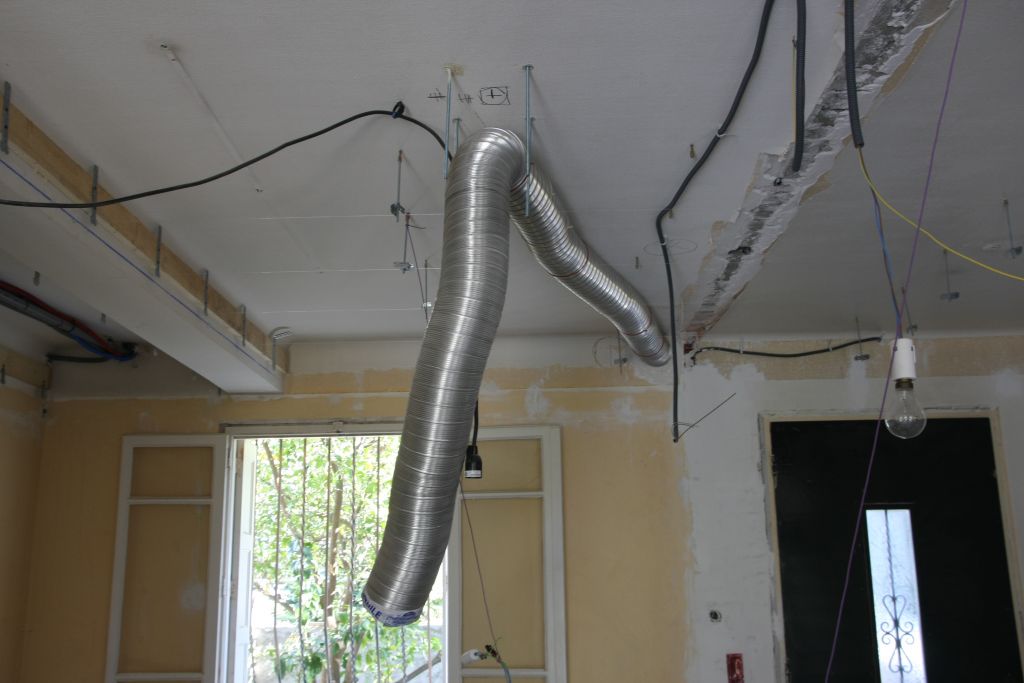 Evacuation hotte. Mise en place suspentes pour le faux plafond, scellement chimique fixations hotte.