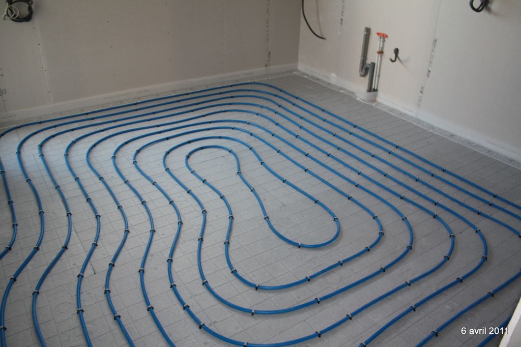 serpentins de chauffage dans cuisine