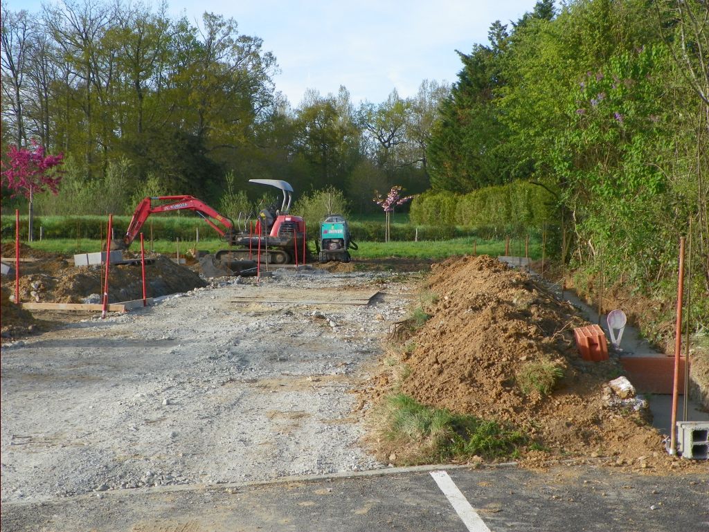 muret en cours de construction sur terrain du voisin