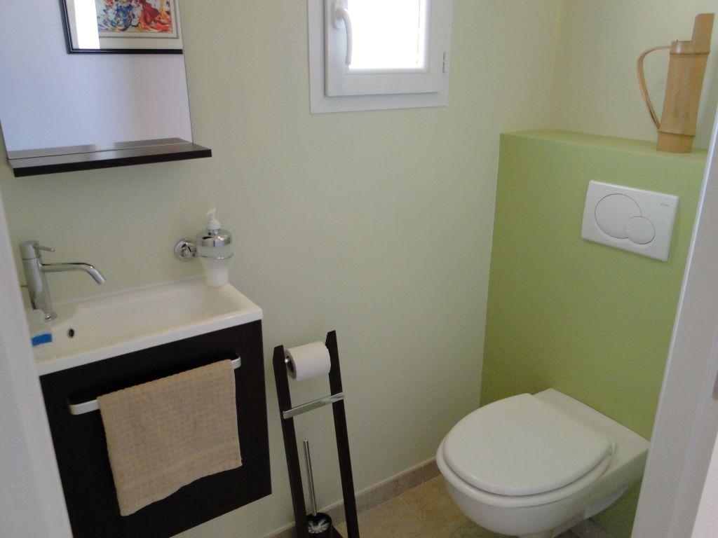 Décoration des toilettes quasiment terminée. Nous pensons mettre un tableau sur le mur au-dessus du WC... il n'y a plus qu'à le trouver !