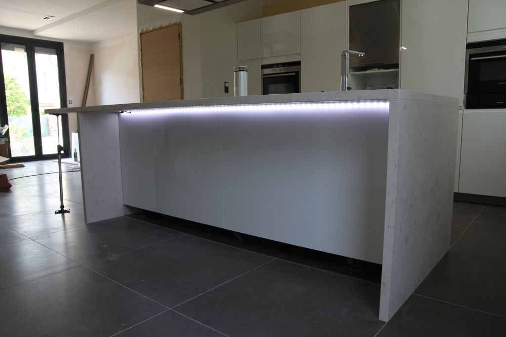 Installation éclairage led sous le bar