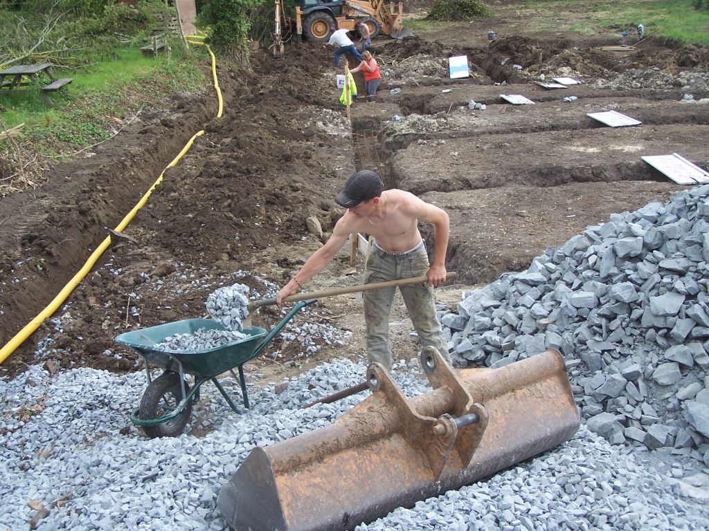 Le drainage est droul dans le foss pour le reboucher avec du drainant et ainsi faire une rade d'accs tout le long de la maison.