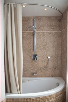 Salle de bain ( peine 3m) 
<br />
La baignoire asymtrique 160 x 90 est quipe avec une tringle asymtrique galbobain pour suspendre un rideau de douche.
<br />
Une petite salle de bain trs fonctionnelle!