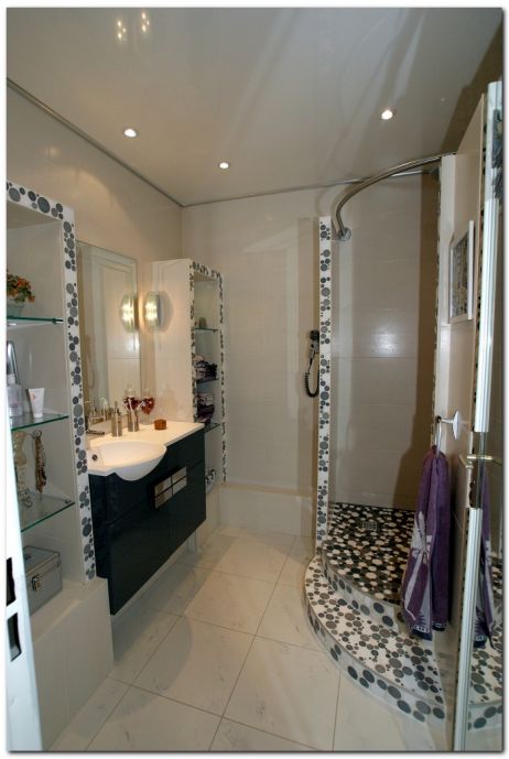 Une douche  l'italienne ralise avec de la mosaque circulaire.
<br />
Utilisation d'une tringle  rideau de douche symtrique d'angle 95 x 95 en inox bross.