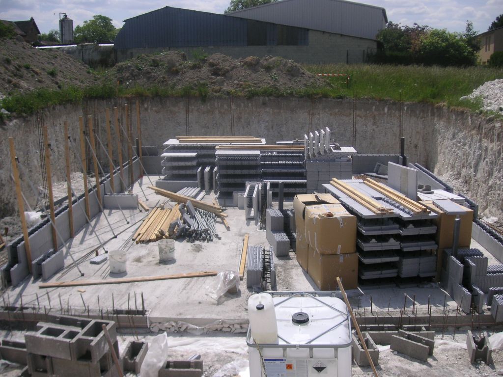 Un petit peu de rangement tout d'abord. Les 2 premires ranges quasi montes mais nous ne pourrons pas finir tant que la dalle du garage ne sera pas coule : donc retour aux bons vieux parpaings qui font mal au dos pour cette semaine...