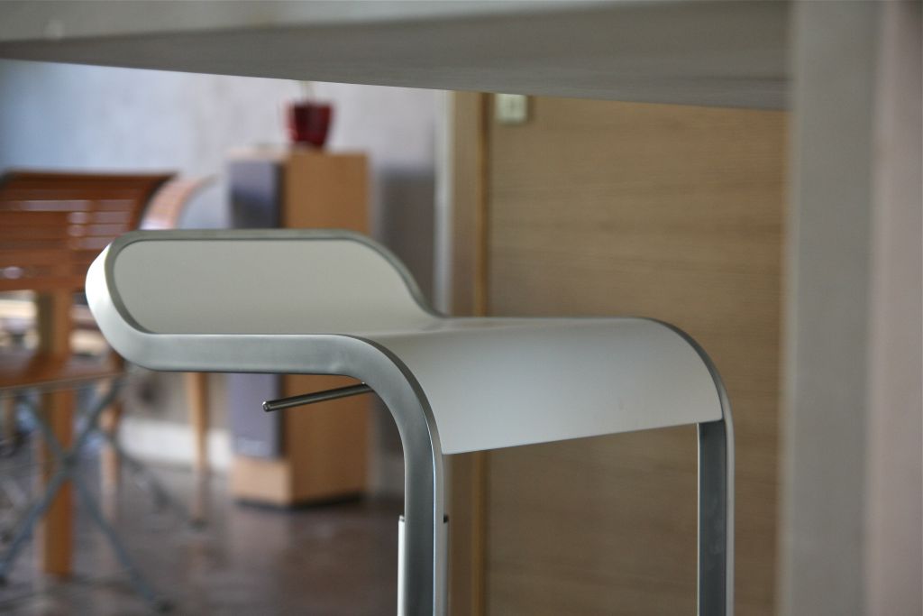 Réception premier tabouret Lapalma blanc.